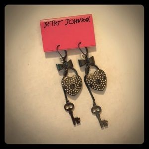 NWT Betsey Johnson Heart Earrings